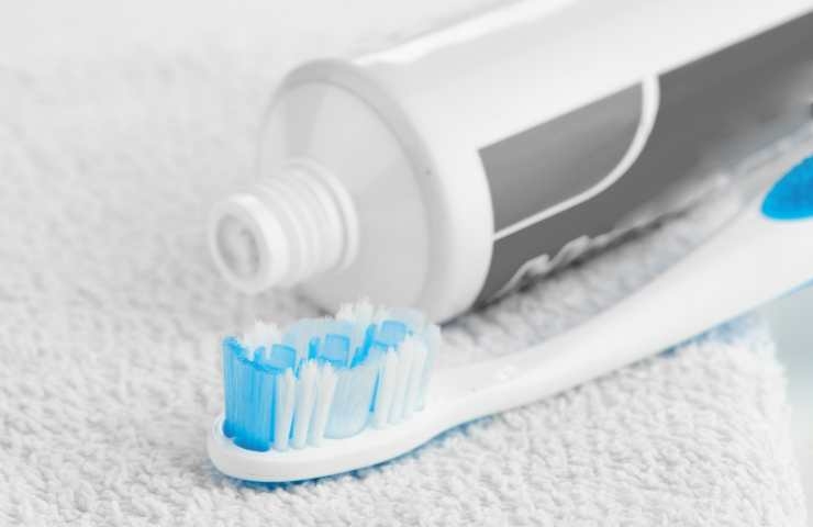 spazzolino e dentifricio come usarli