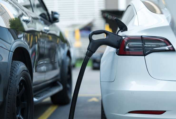 Le auto elettriche non sono ancora così popolari in Italia. 